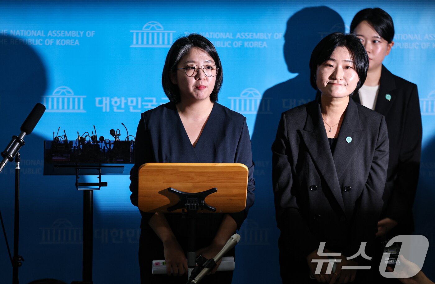 본문 이미지 - 용혜인 성평등가족부 장관 후보자가 10일 서울 여의도 국회 소통관에서 입장 발표 기자회견에서 취재진의 질의에 답변하고 있다. 2026.9.10 ⓒ 뉴스1 김도우 기자