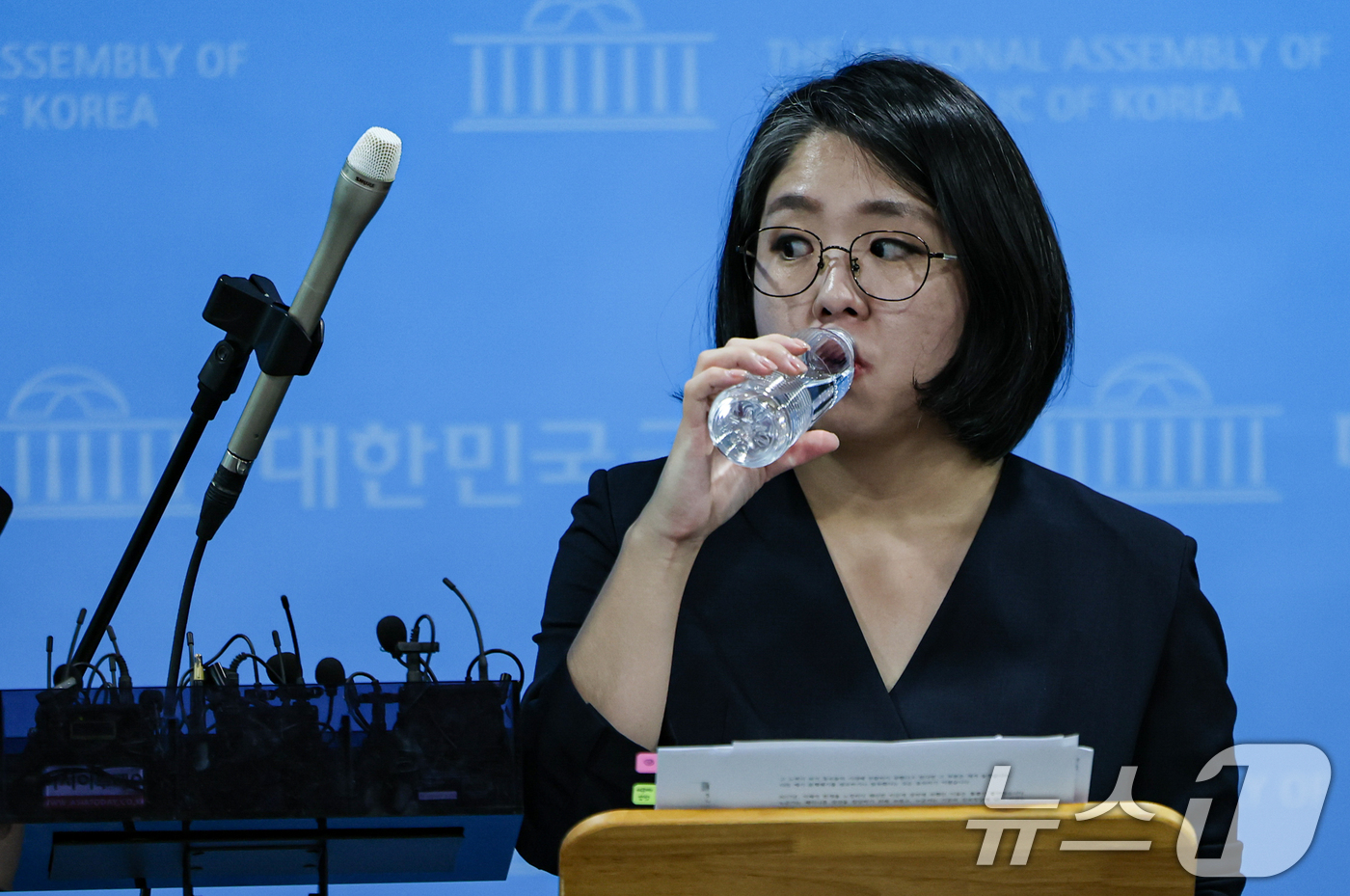 (서울=뉴스1) 김도우 기자 = 용혜인 성평등가족부 장관 후보자가 10일 서울 여의도 국회 소통관에서 입장 발표 기자회견에서 취재진의 질의에 답변하기 전 물을 마시고 있다. 202 …