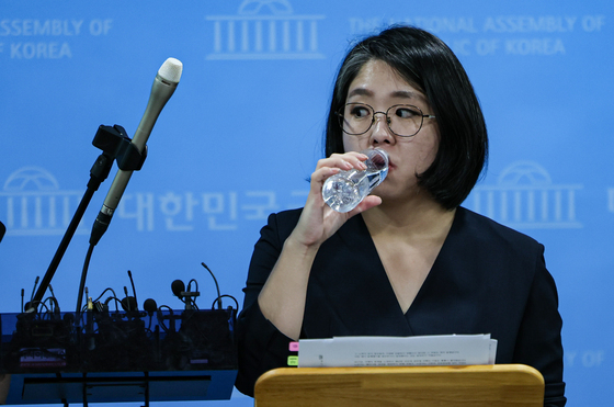 목 축이는 용혜인 후보자