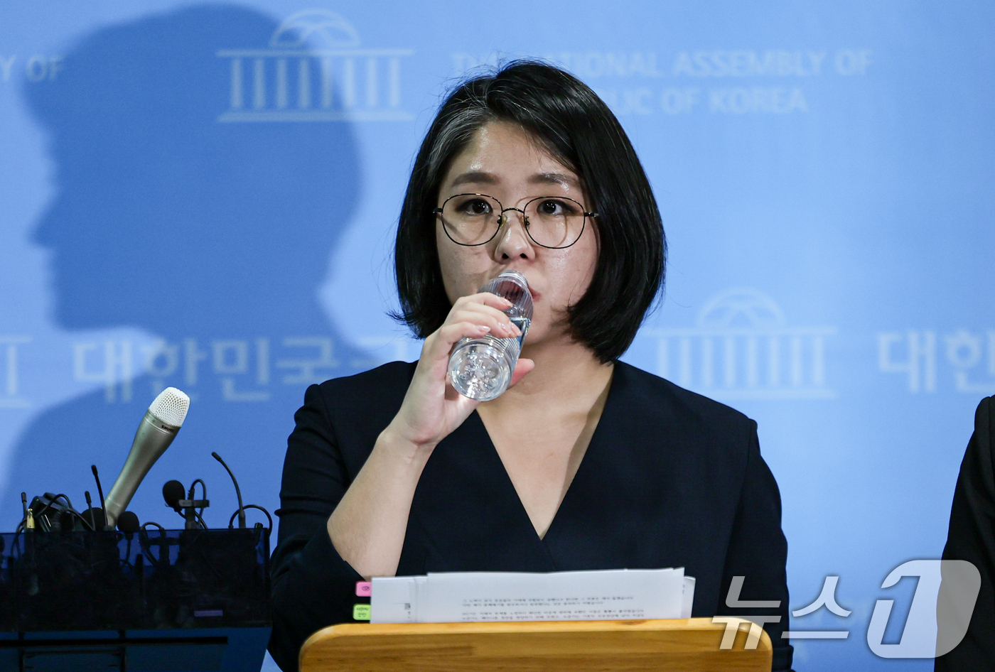 (서울=뉴스1) 김도우 기자 = 용혜인 성평등가족부 장관 후보자가 10일 서울 여의도 국회 소통관에서 입장 발표 기자회견에서 취재진의 질의에 답변하기 전 물을 마시고 있다. 202 …