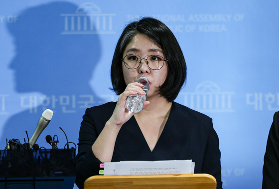 목 축이는 용혜인 후보자