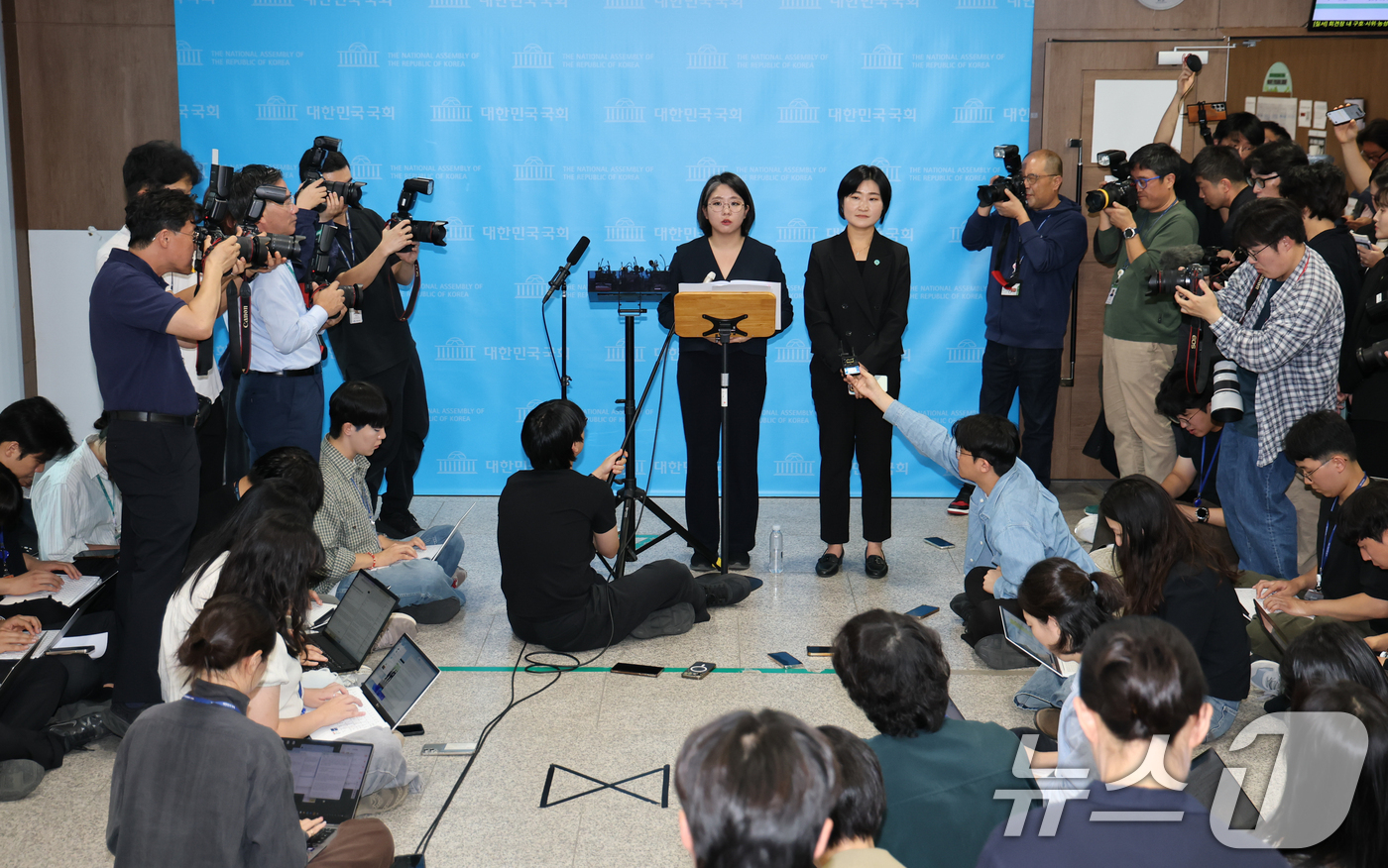 (서울=뉴스1) 김도우 기자 = 용혜인 성평등가족부 장관 후보자가 10일 서울 여의도 국회 소통관에서 입장 발표 기자회견에서 취재진의 질의에 답변하고 있다. 2026.9.10/뉴스 …