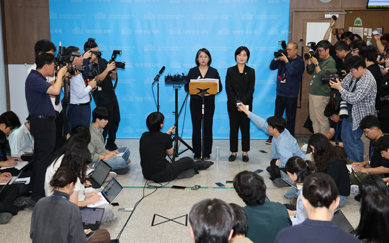 취재진 질문에 답하는 용혜인 장관 후보자