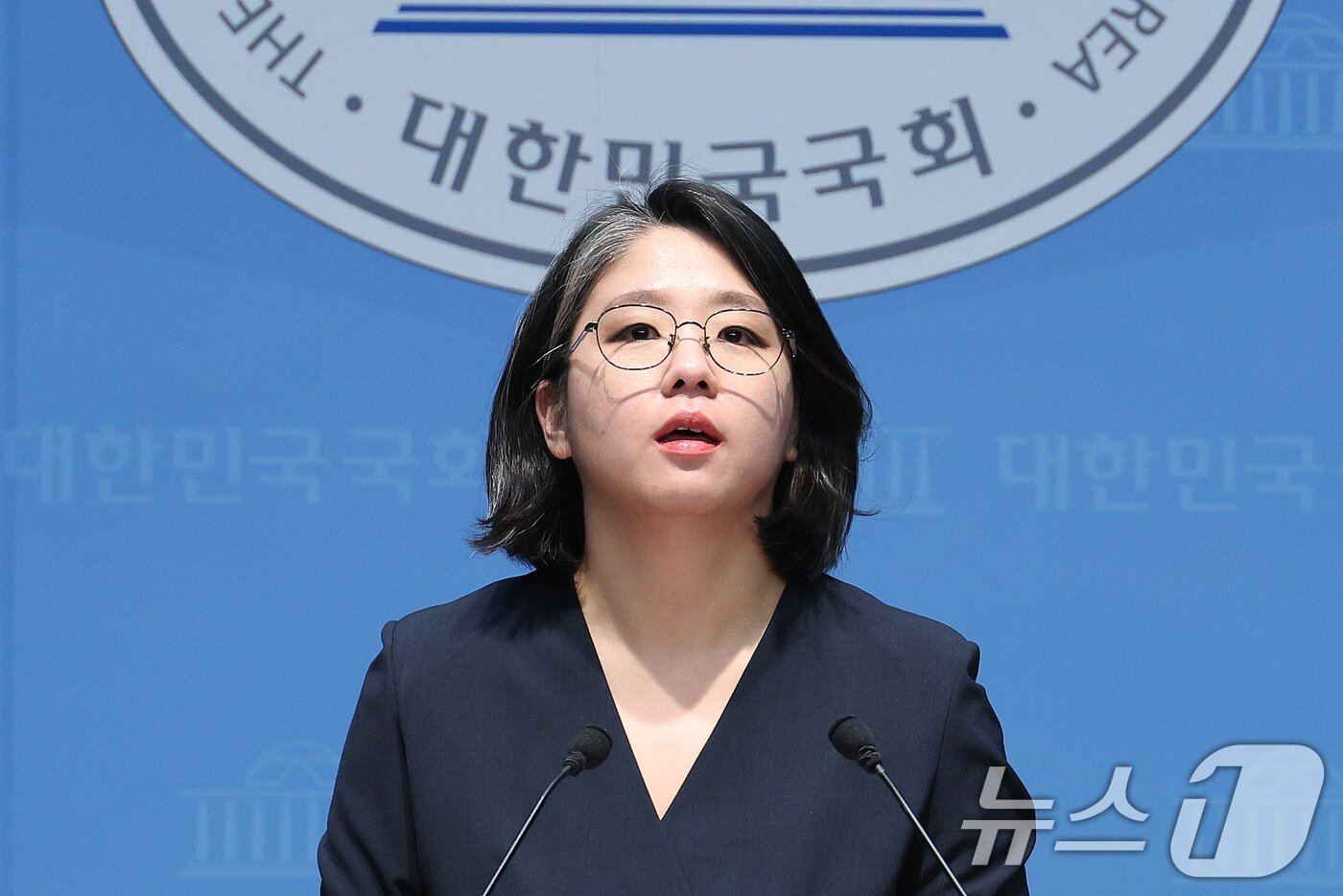 본문 이미지 - 용혜인 성평등가족부 장관 후보자가 10일 서울 여의도 국회 소통관에서 입장 발표 기자회견을 하고 있다. ⓒ 뉴스1 신웅수 기자