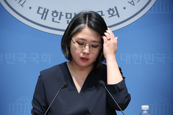 머리 쓸어넘기는 용혜인