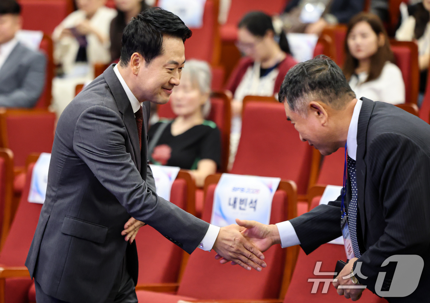 (서울=뉴스1) 김도우 기자 = 장동혁 국민의힘 당대표가 10일 서울 여의도 국회도서관에서 열린 SFS 2026 스마트 미래사회 컨퍼런스에 참석하며 참석자와 인사를 나누고 있다. …