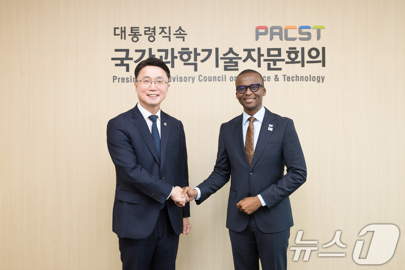 (서울=뉴스1) = 류제명 과학기술정보통신부 제2차관이 10일 오후 서울 종로구 KT광화문빌딩에서 은다바 은코시나티 하오라테 보츠와나 부통령과 면담 전 악수하고 있다. (과학기술정 …