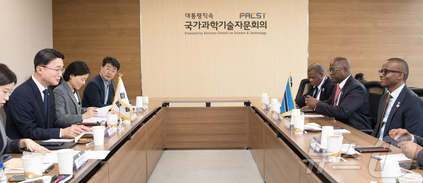 (서울=뉴스1) = 류제명 과학기술정보통신부 제2차관이 10일 오후 서울 종로구 KT광화문빌딩에서 은다바 은코시나티 하오라테 보츠와나 부통령과 면담하고 있다. (과학기술정보통신부 …