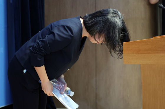 고개 숙여 인사하는 용혜인 후보자