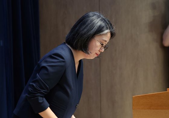 고개 숙여 인사하는 용혜인 후보자