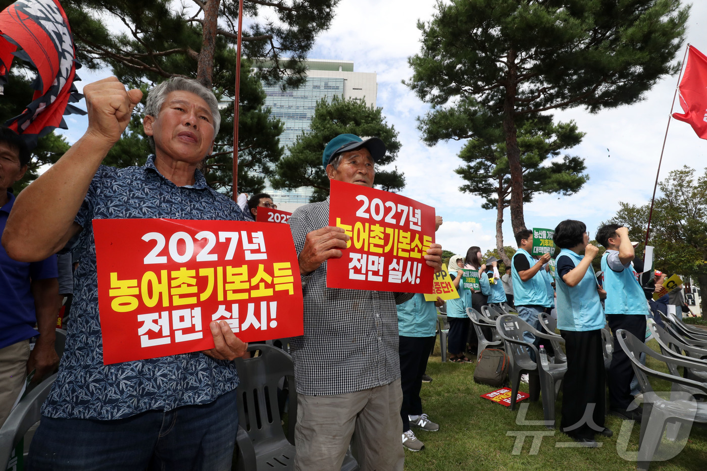 (광주=뉴스1) 조수민 기자 = 10일 오후 전남광주 서구 전남광주통합특별시 광주청사 앞에서 열린 9.10 농민대회에서 전국농민회총연맹 광주전남연맹 회원들이 농업 생존권 보장과 농 …
