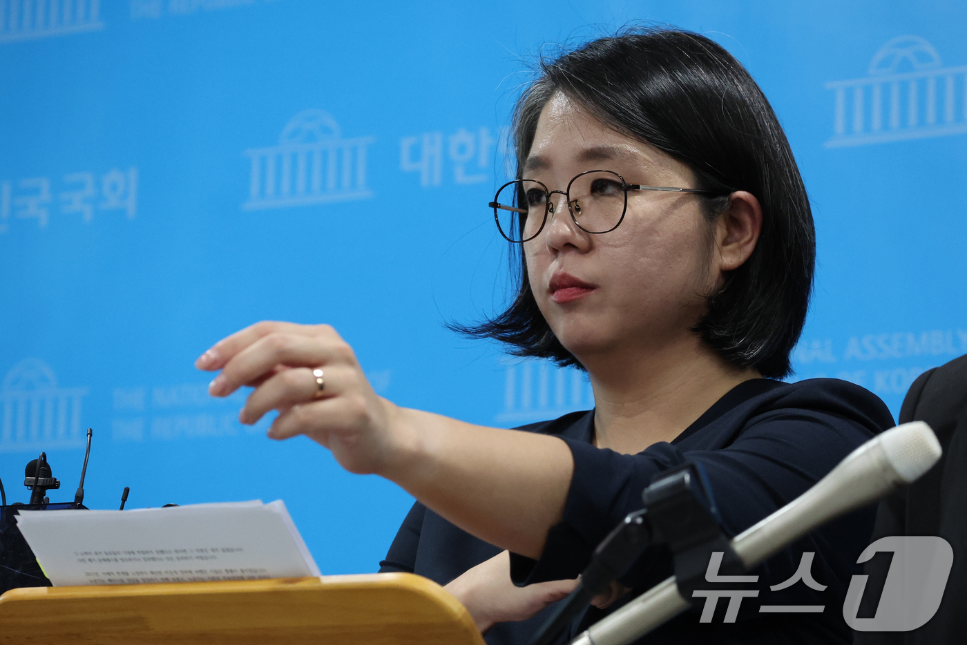 (서울=뉴스1) 황기선 기자 = 용혜인 성평등가족부 장관 후보자가 10일 국회 소통관에서 입장 발표 기자회견을 마치고 취재진의 질문을 받기 전 소매를 걷어 올리고 있다.  2026 …