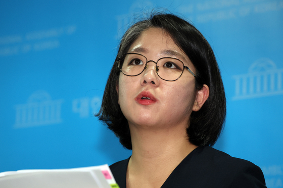 취재진 질문 받는 용혜인 후보자