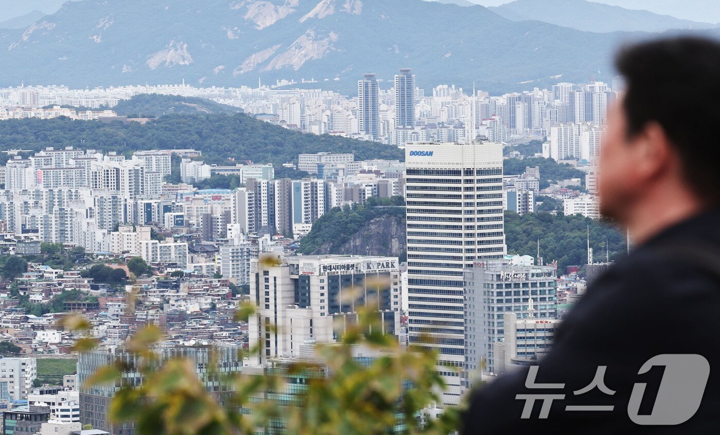 본문 이미지 - 서울 남산 전망대에서 바라본 아파트 단지 모습. 2026.9.10 ⓒ 뉴스1 이종수 기자