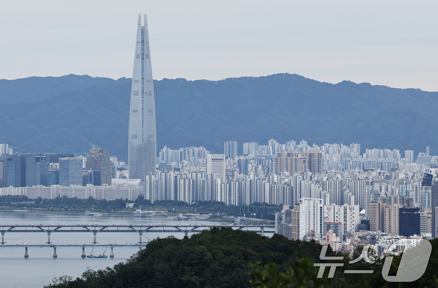 (서울=뉴스1) 이종수 기자 = 10일 대법원 등기정보광장에 따르면 지난 8월 서울 집합건물 매매 등기 1만7371건 가운데 생애최초 매수는 9343건으로 53.8%를 차지해 관련 …