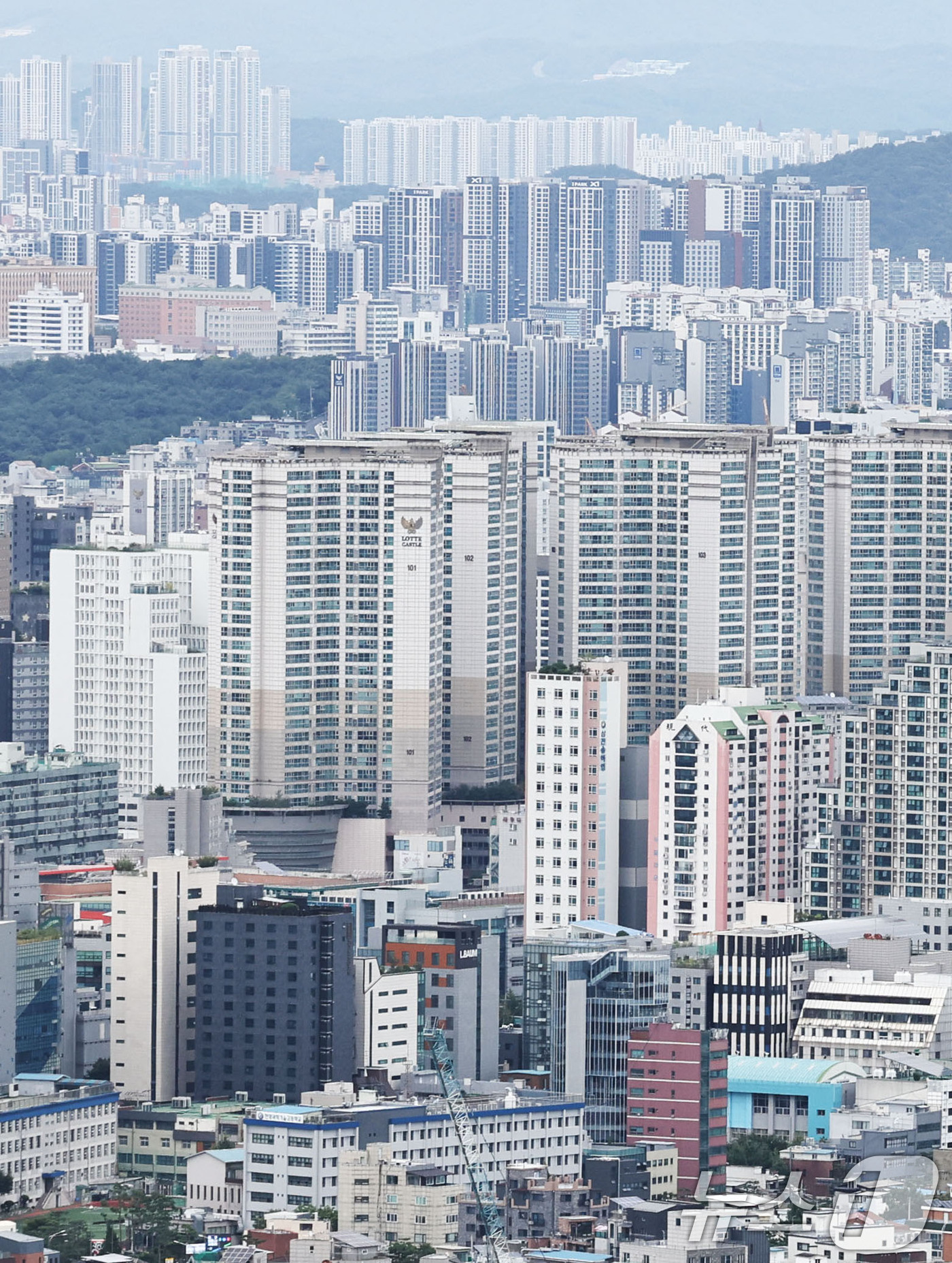 (서울=뉴스1) 이종수 기자 = 10일 대법원 등기정보광장에 따르면 지난 8월 서울 집합건물 매매 등기 1만7371건 가운데 생애최초 매수는 9343건으로 53.8%를 차지해 관련 …