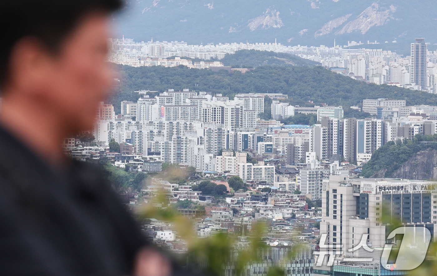 (서울=뉴스1) 이종수 기자 = 10일 대법원 등기정보광장에 따르면 지난 8월 서울 집합건물 매매 등기 1만7371건 가운데 생애최초 매수는 9343건으로 53.8%를 차지해 관련 …