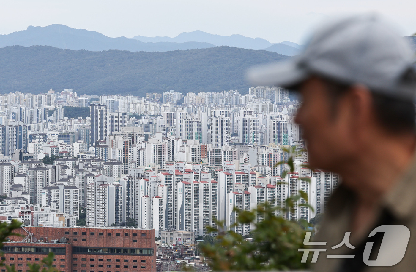 (서울=뉴스1) 이종수 기자 = 10일 대법원 등기정보광장에 따르면 지난 8월 서울 집합건물 매매 등기 1만7371건 가운데 생애최초 매수는 9343건으로 53.8%를 차지해 관련 …