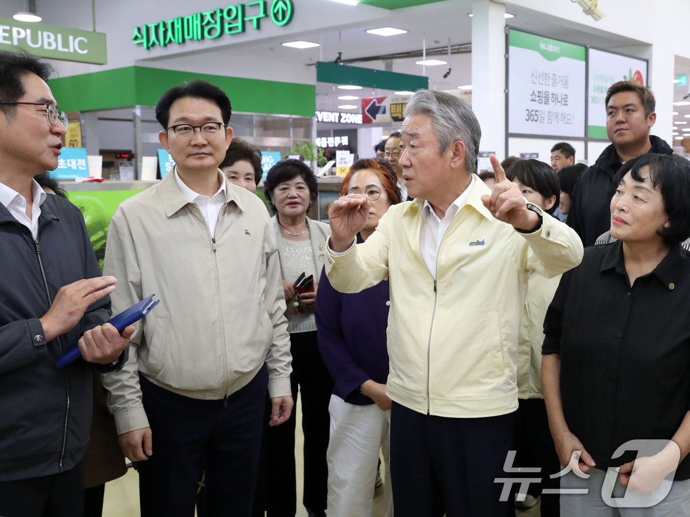 (서울=뉴스1) 박정호 기자 = 강호동 농협중앙회장이 10일 서울 서초구 하나로마트 양재점을 방문, 추석 물가 동향과 수급상황을 점검하고 있다. (공동취재) 2026.9.10/뉴스 …