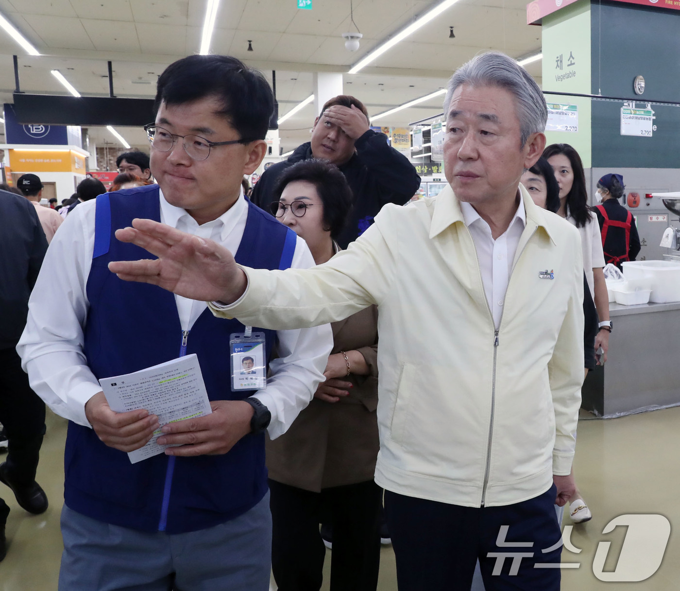 (서울=뉴스1) 박정호 기자 = 강호동 농협중앙회장이 10일 서울 서초구 하나로마트 양재점을 방문, 추석 물가 동향과 수급상황을 점검하고 있다. (공동취재) 2026.9.10/뉴스 …