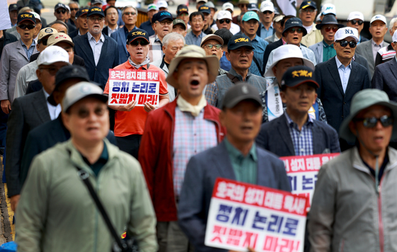 애국가 제창하는 3군 사관학교 총동창회 회원들