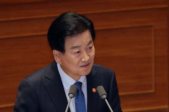 답변하는 정동영 장관