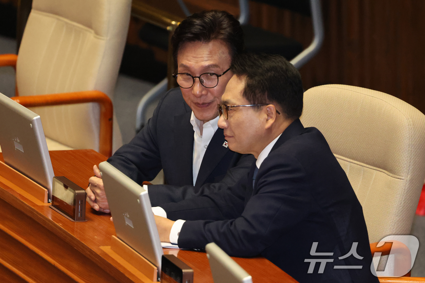 (서울=뉴스1) 황기선 기자 = 더불어민주당 김민석 대표와 박선원 최고위원이 10일 오후 서울 여의도 국회에서 열린 제439회국회(정기회) 제6차 본회의에서 대화를 나누고 있다. …