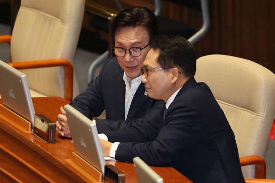 대화 나누는 김민석·박선원