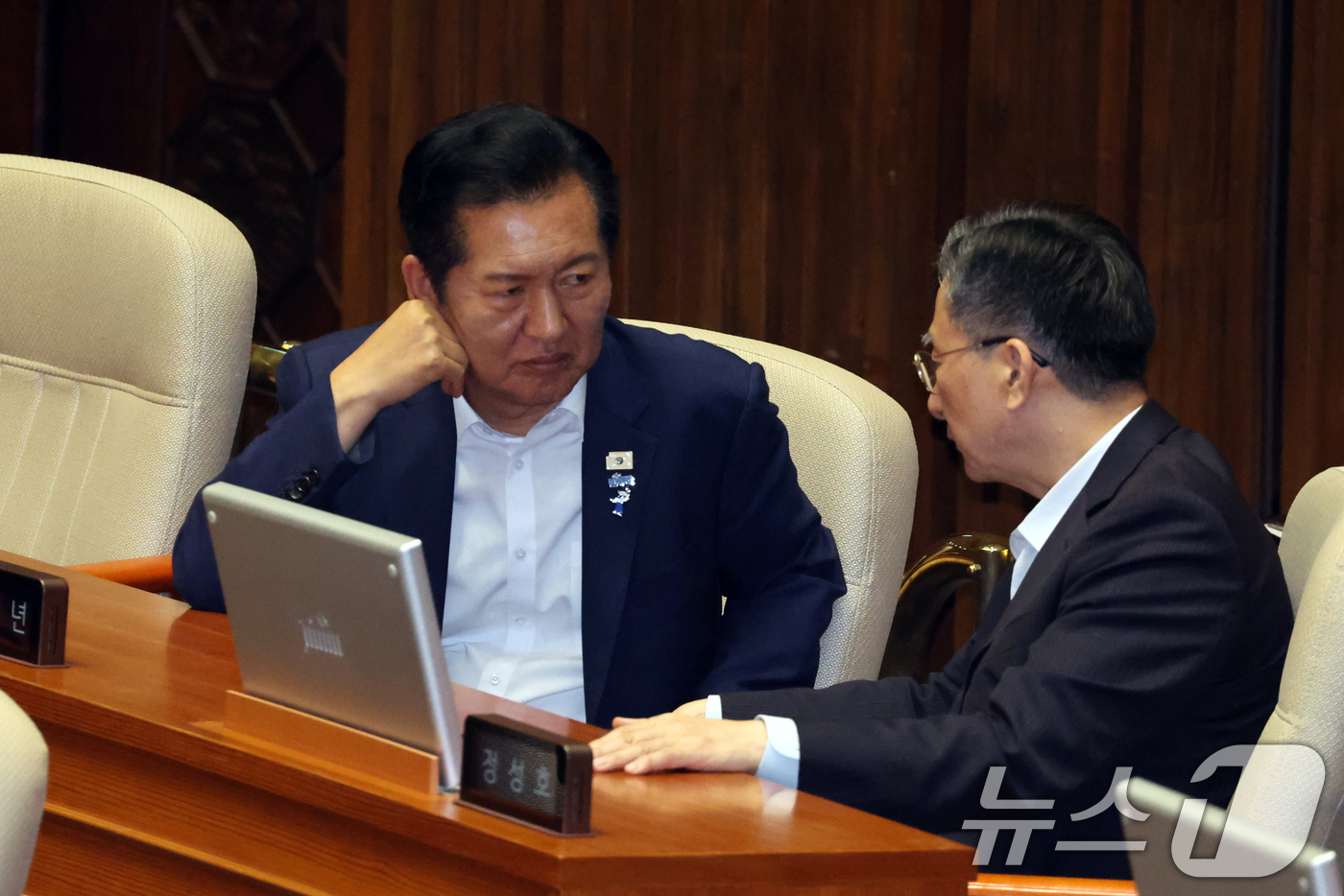 (서울=뉴스1) 황기선 기자 = 더불어민주당 정청래 전 대표와 정성호 의원이 10일 오후 서울 여의도 국회에서 열린 제439회국회(정기회) 제6차 본회의에서 대화를 나누고 있다. …