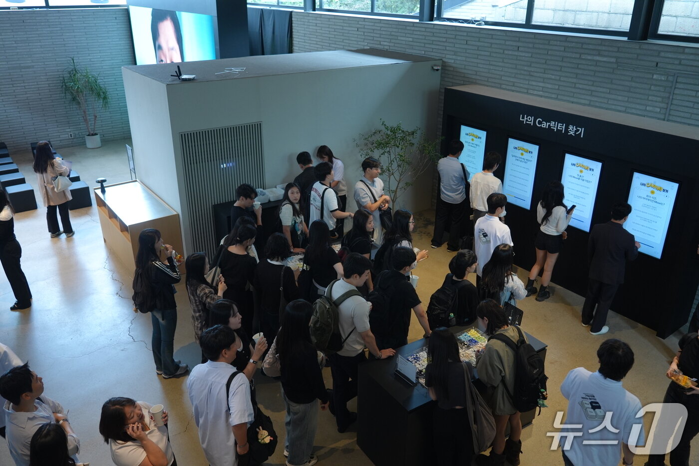 본문 이미지 - 10일 서울 성수동 기아 채용 팝업 스토어에서 예비 지원자들이 '나의 카릭터(카+캐릭터) 찾기' 코너에 참여하는 모습(기아 제공)