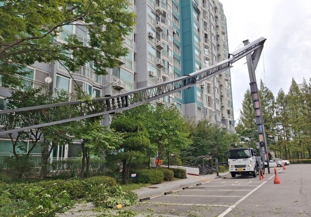 수원 아파트서 이사업체 사다리차 사다리 끊어져…차량·나무 파손(종합)