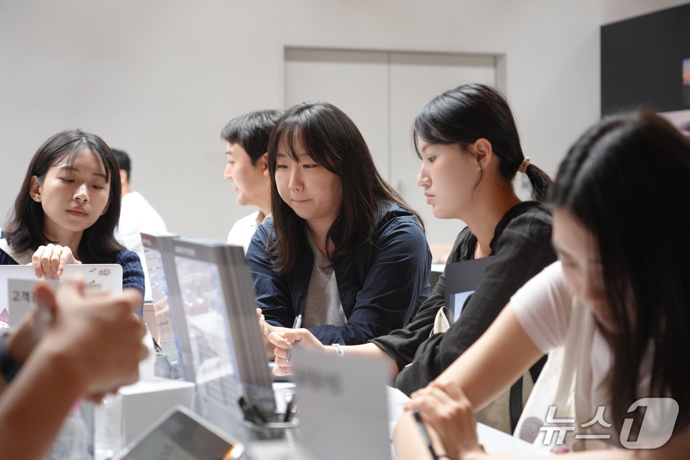 본문 이미지 - 10일 서울 성수동 기아 채용 팝업 스토어에서 예비 지원자들이 현직자들과 채용 상담을 진행하는 모습(기아 제공)