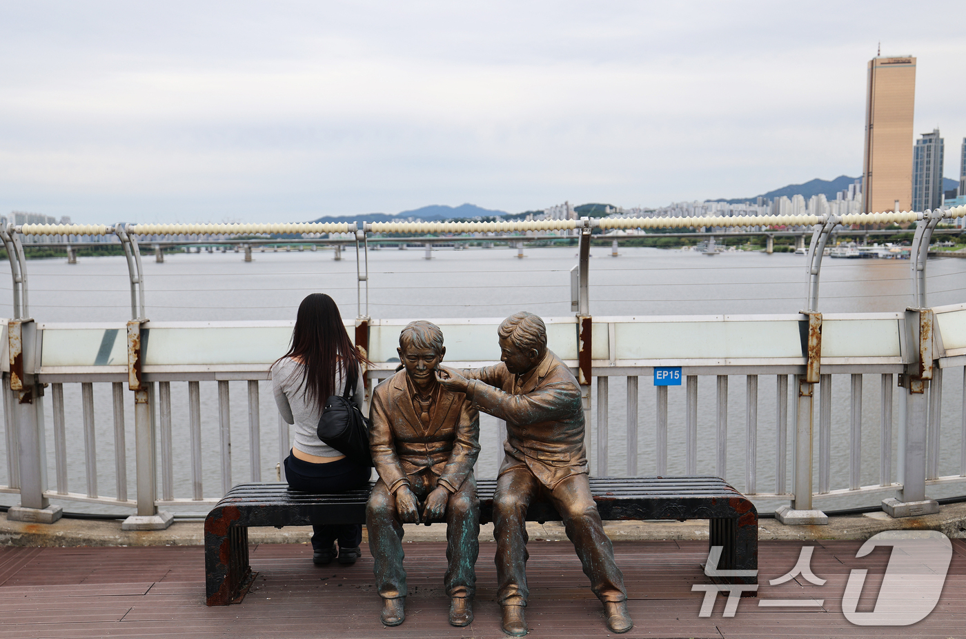 (서울=뉴스1) 오대일 기자 = 세계 자살 예방의 날인 10일 서울 마포대교에 '한번만 더 동상'이 놓여 있다.서울시는 10일 한강 교량에서 일어나는 안타까운 사고를 조기에 감지하 …