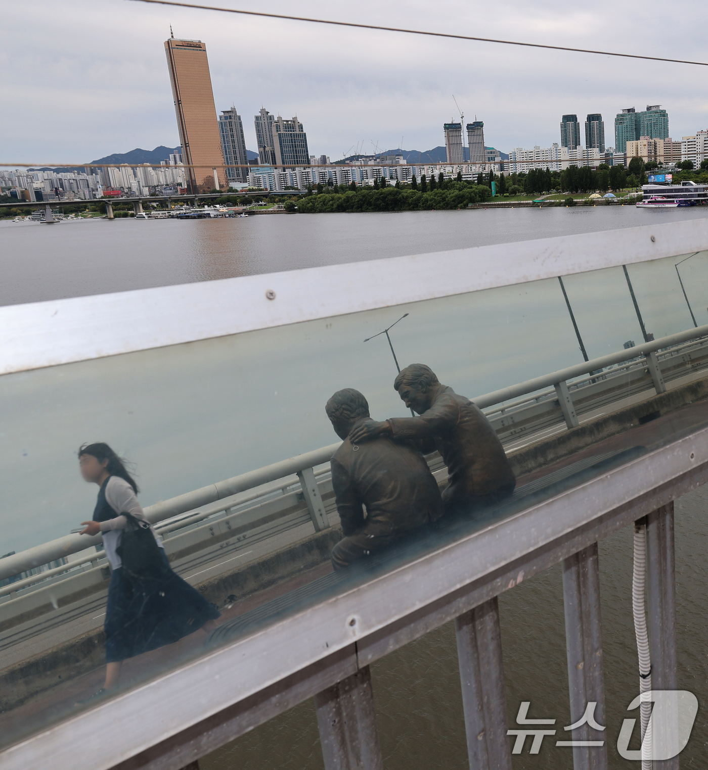 (서울=뉴스1) 오대일 기자 = 세계 자살 예방의 날인 10일 서울 마포대교에 설치된 거울형 자살방지 난간에 '한번만 더 동상'이 비치고 있다.자살 예방의 날은 세계보건기구(WHO …