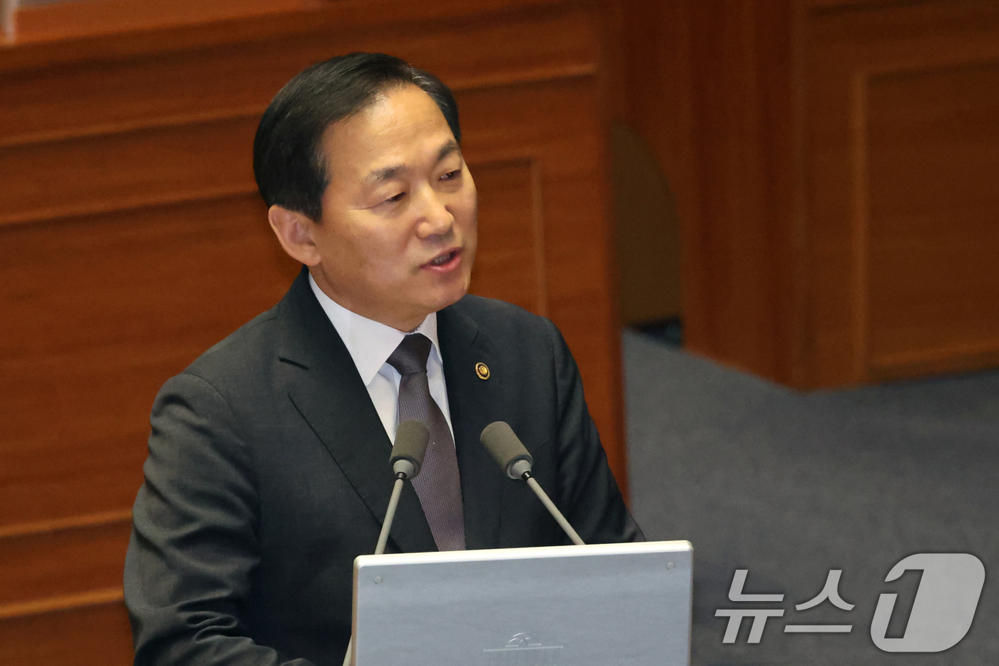 (서울=뉴스1) 황기선 기자 = 이두희 국방부 차관이 10일 오후 서울 여의도 국회에서 열린 제439회국회(정기회) 제6차 본회의에서 대정부질문(외교·통일·안보)에 답하고 있다.이 …