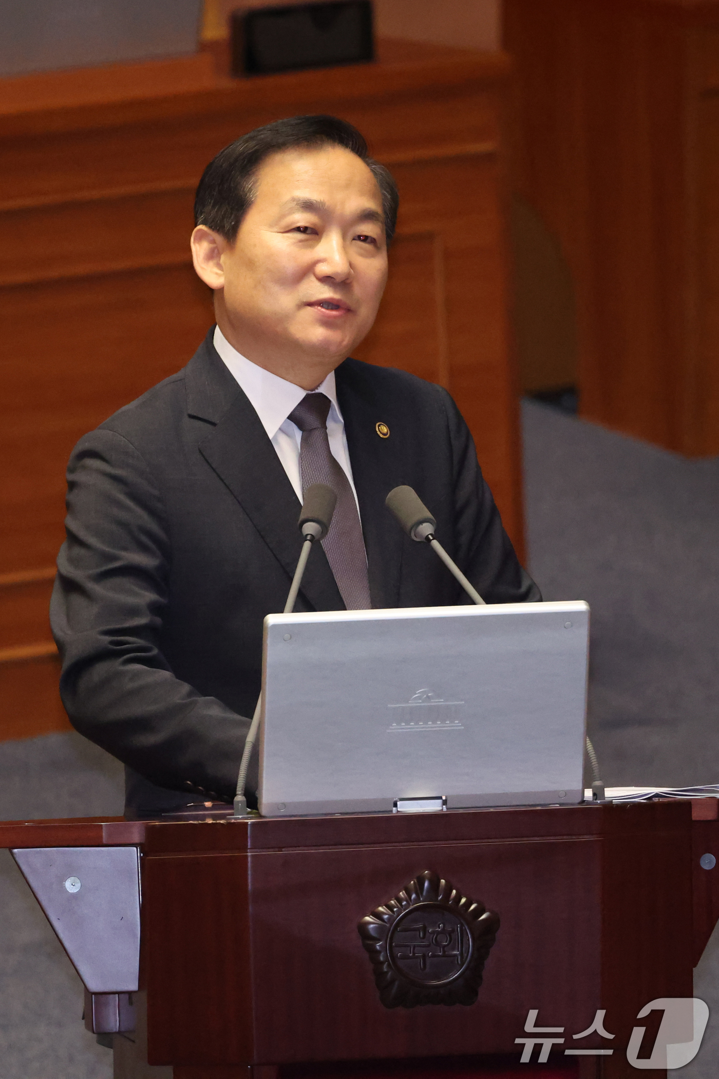 (서울=뉴스1) 황기선 기자 = 이두희 국방부 차관이 10일 오후 서울 여의도 국회에서 열린 제439회국회(정기회) 제6차 본회의에서 대정부질문(외교·통일·안보)에 답하고 있다.이 …