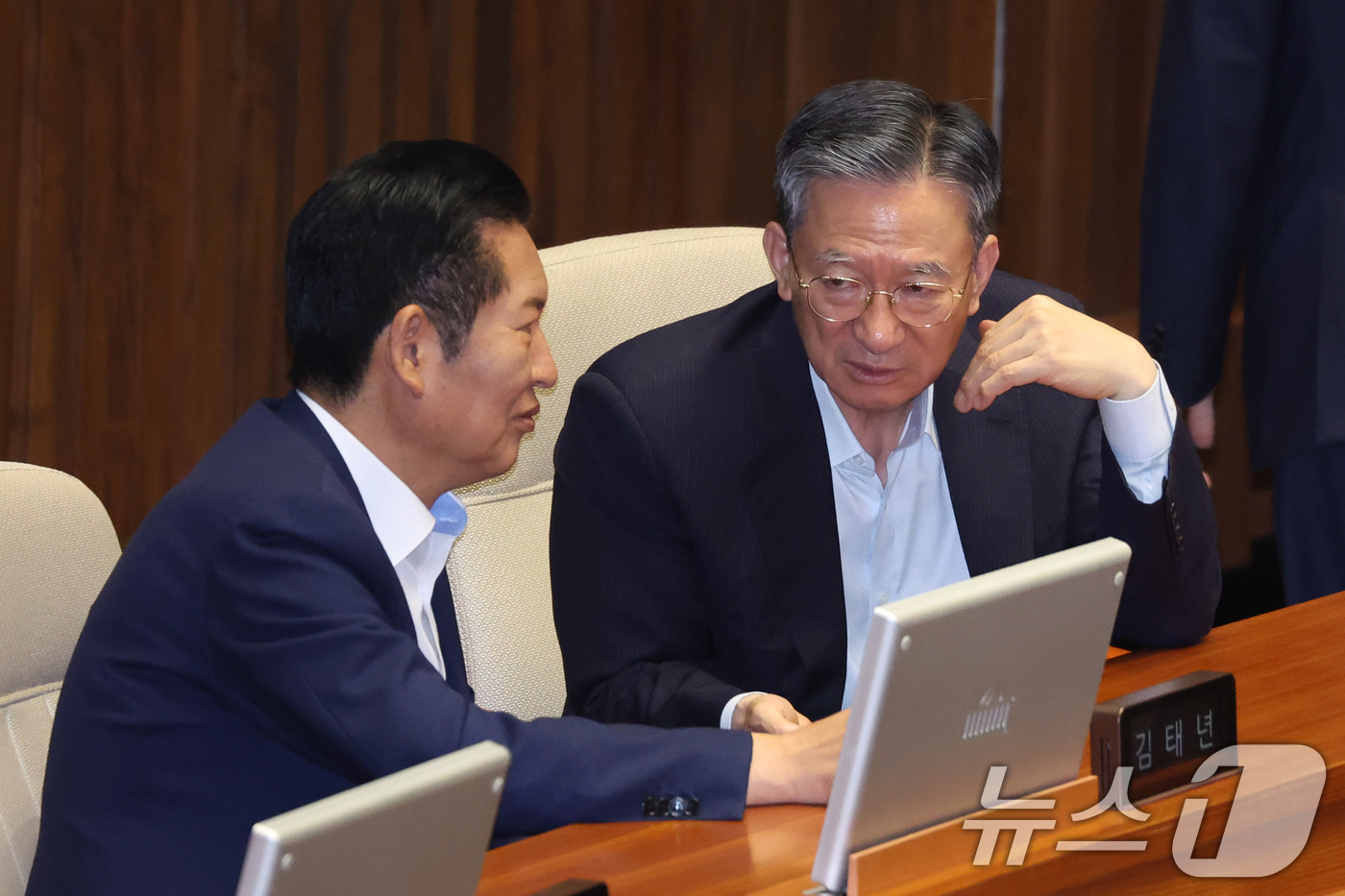 (서울=뉴스1) 신웅수 기자 = 정청래, 정성호 더불어민주당 의원이 10일 서울 여의도 국회에서 열린 제439회국회(정기회) 제6차 본회의에서 대화하고 있다.  2026.9.10/ …