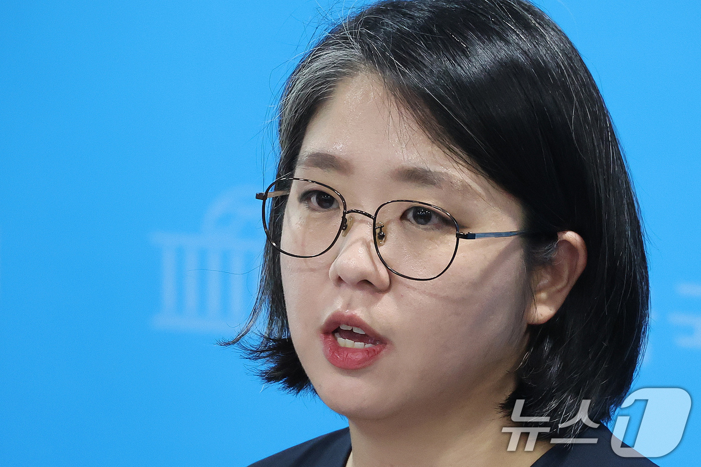 (서울=뉴스1) 신웅수 기자 = 용혜인 성평등가족부 장관 후보자가 10일 서울 여의도 국회 소통관에서 입장 발표 기자회견에서 취재진의 질의에 답변하고 있다. 2026.9.10/뉴스 …