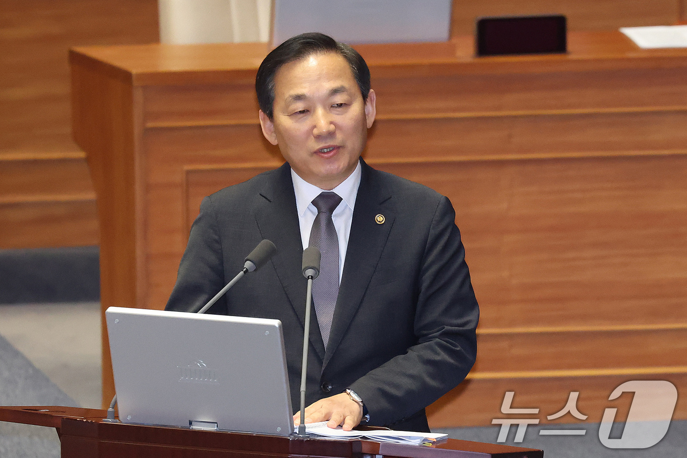 (서울=뉴스1) 신웅수 기자 = 정동영 통일부 장관이 10일 서울 여의도 국회에서 열린 제439회국회(정기회) 제6차 본회의 대정부 질문에서 외교·통일·안보에 관한 질문에 답변하고 …
