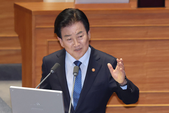 대정부 질문 답변하는 정동영
