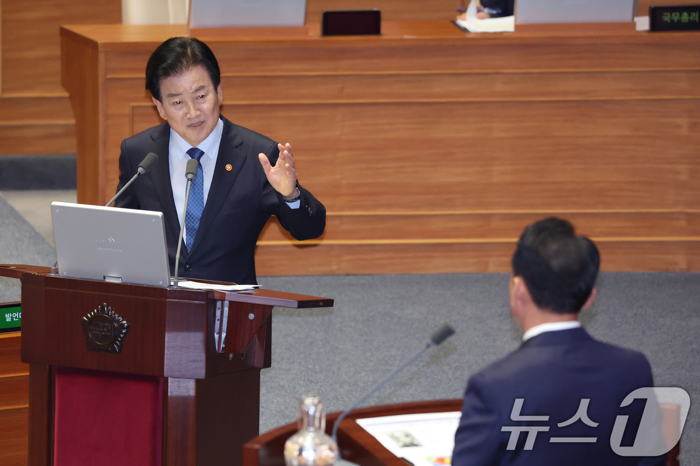 (서울=뉴스1) 신웅수 기자 = 정동영 통일부 장관이 10일 서울 여의도 국회에서 열린 제439회국회(정기회) 제6차 본회의 대정부 질문에서 외교·통일·안보에 관한 질문에 답변하고 …
