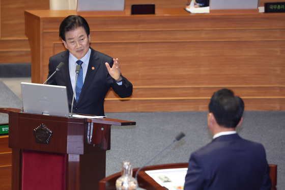 답변하는 정동영 장관