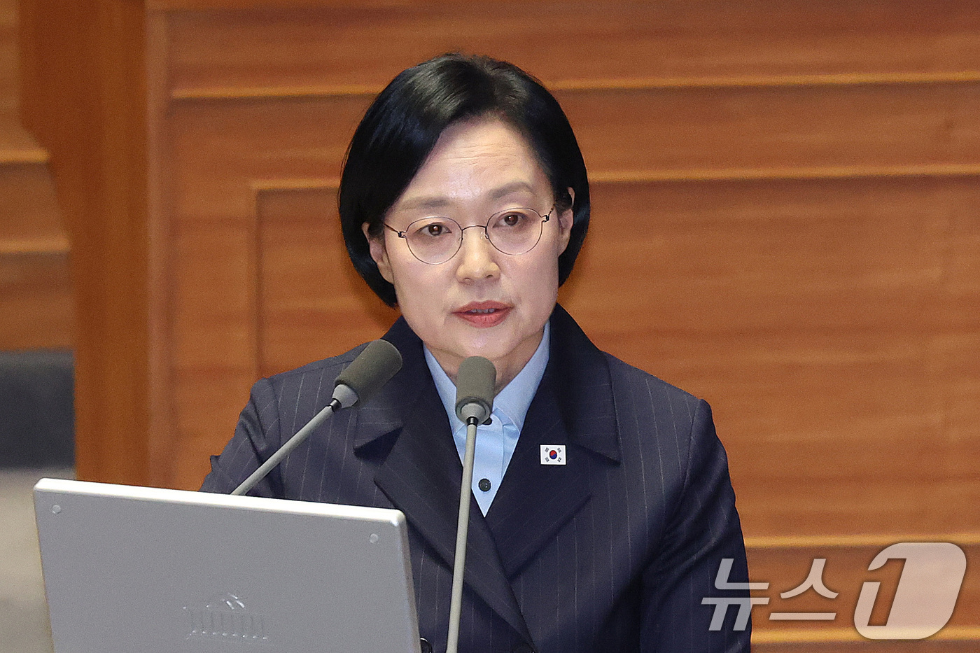 (서울=뉴스1) 신웅수 기자 = 한성숙 국무총리가 10일 서울 여의도 국회에서 열린 제439회국회(정기회) 제6차 본회의 대정부 질문에서 외교·통일·안보에 관한 질문에 답변하고 있 …