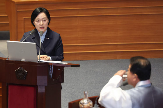 답변하는 한성숙 총리