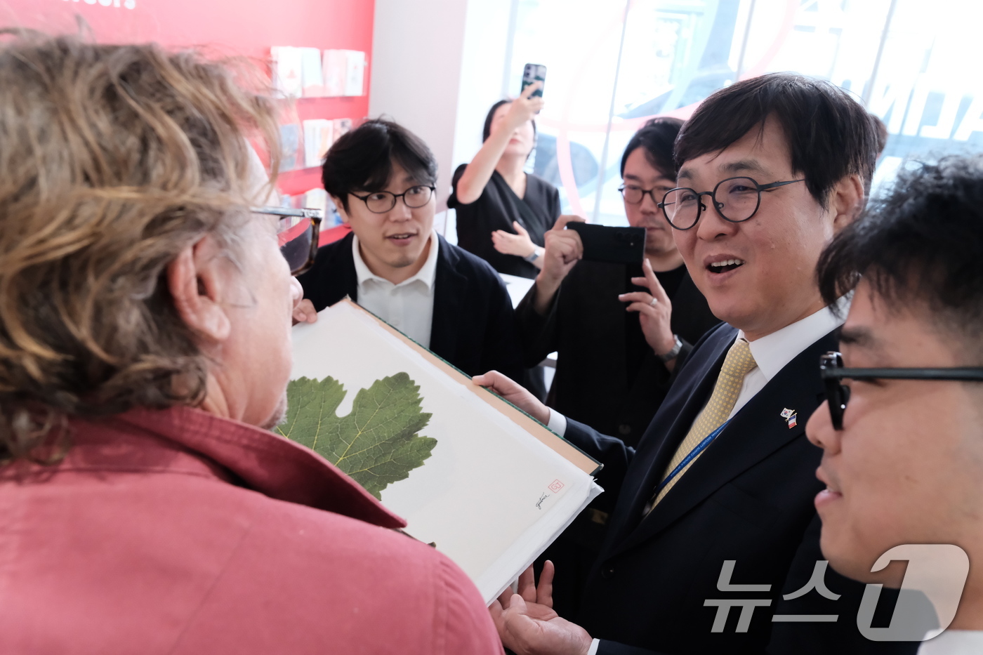 (서울=뉴스1) = 최휘영 문화체육관광부 장관이 9일(현지시간) 프랑스 파리 마레지구의 갤러리 조셉에서 열리고 있는 ‘케이-북 위크’(K-Book Week) 행사장을 찾아 루브르박 …