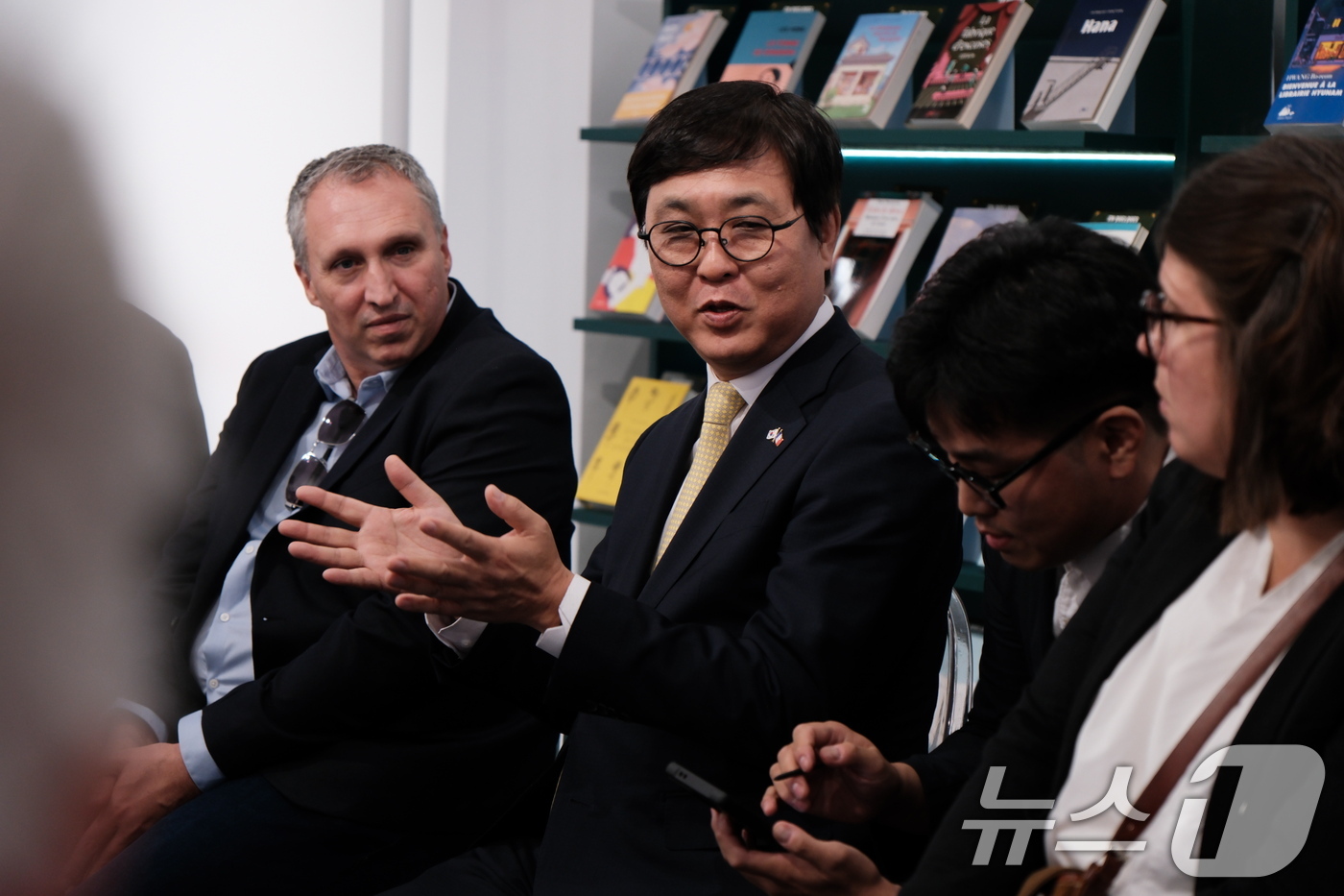(서울=뉴스1) = 최휘영 문화체육관광부 장관이 9일(현지시간) 프랑스 파리 마레지구의 갤러리 조셉에서 열리고 있는 ‘케이-북 위크’(K-Book Week) 행사장을 찾아  프랑스 …