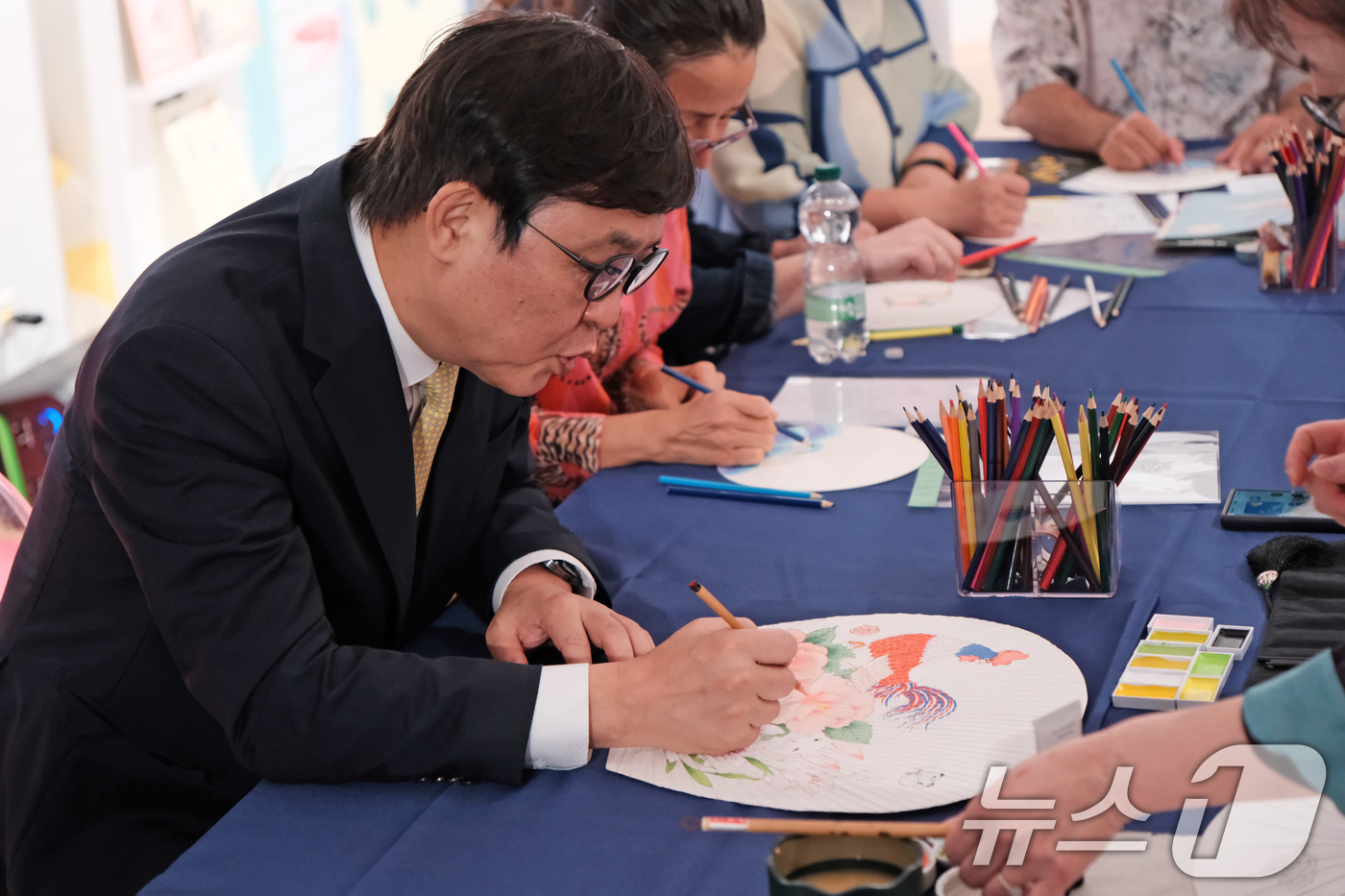 (서울=뉴스1) = 최휘영 문화체육관광부 장관이 9일(현지시간) 프랑스 파리 마레지구의 갤러리 조셉에서 열리고 있는 ‘케이-북 위크’(K-Book Week) 행사장을 방문, 김지윤 …
