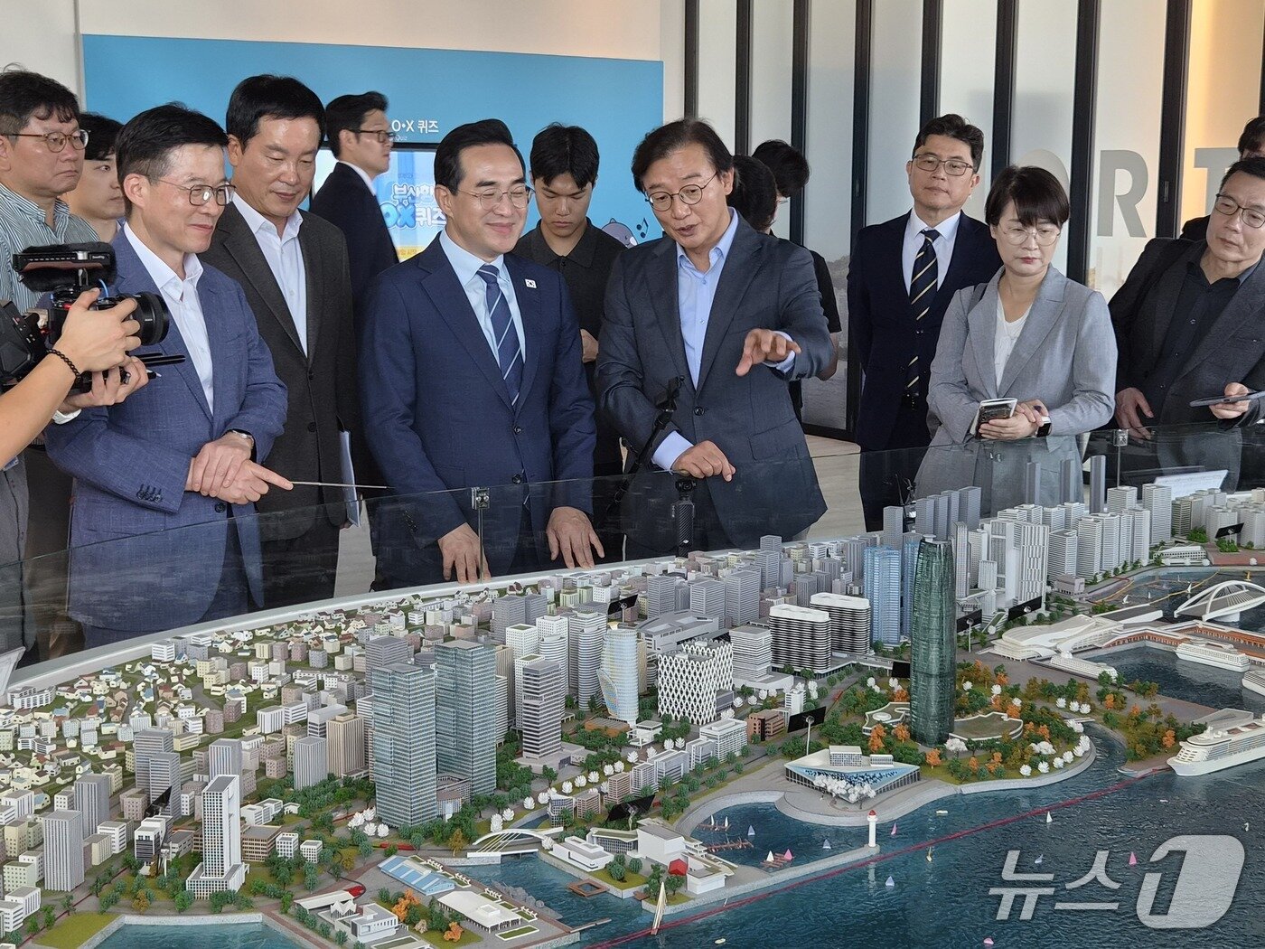 본문 이미지 - 10일 박홍근 기획예산처 장관이 부산항국제전시컨벤션센터(BPEX)에서 전재수 부산시장을 만나 부산항 북항재개발 사업에 대한 설명을 듣고 있다. 2026.9.10뉴스1 ⓒ News1 임순택 기자