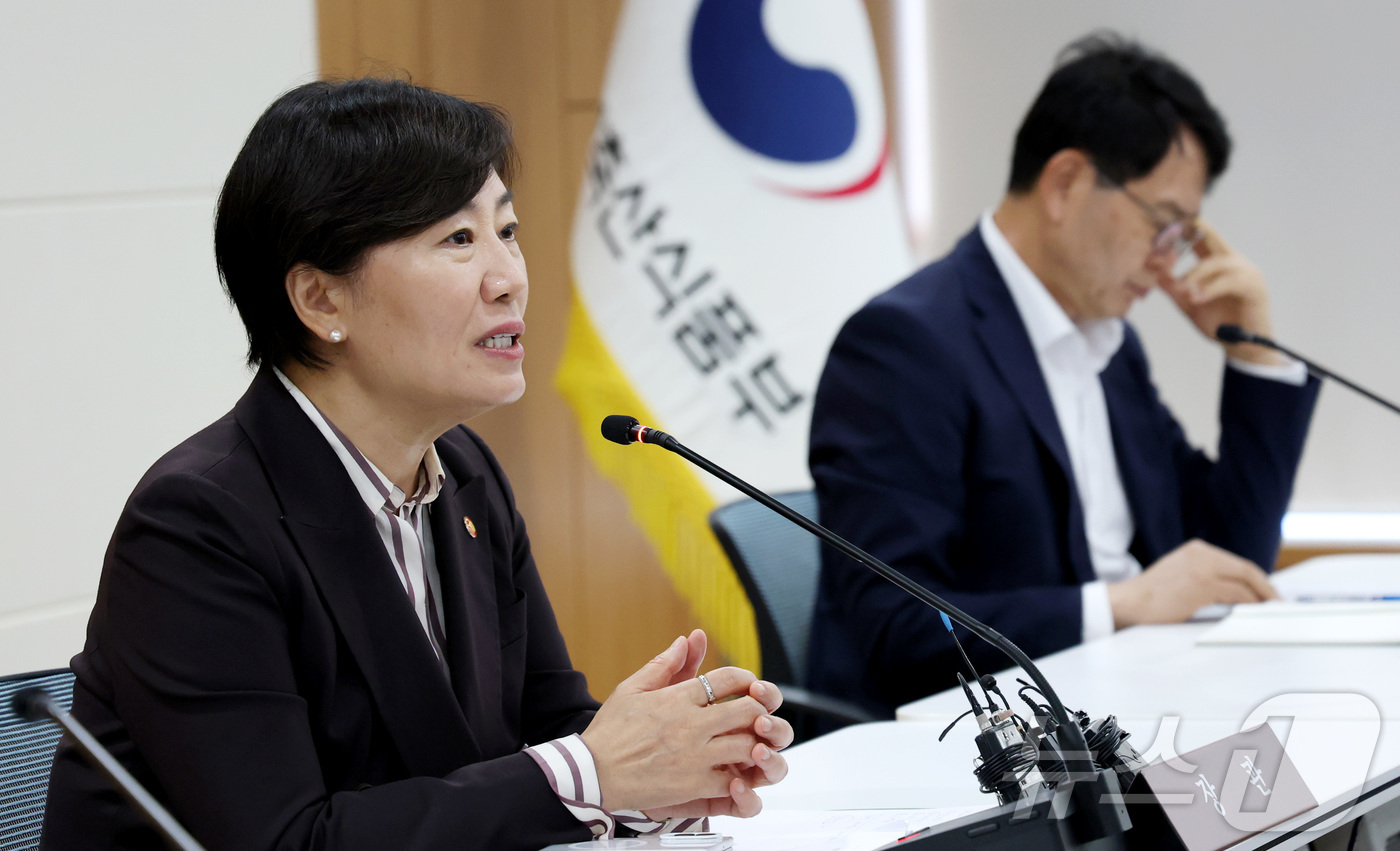 (세종=뉴스1) 김기남 기자 = 송미령 농림축산식품부 장관이 10일 세종시 정부세종청사에서 열린 기자간담회에서 2027년도 농식품부 정부 예산안을 비롯한 농업농촌 분야 추석 민생 …