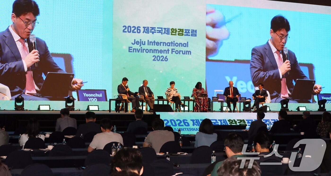 본문 이미지 - 10일 오후 제주 서귀포시 국제컨벤션센터에서 열린 '2026 제주국제환경포럼주간' 글로벌 세션에서 고윤주 LG글로벌전략개발원장을 좌장으로 유연철 유엔글로벌콤팩트 한국협회 사무총장, 강금실 글로벌기후환경대사, 에미 킵소이 주한 케냐 대사, 유리 에르비하호 주한 핀란드 대사, 웡 카이 쥔 주한 싱가포르 대사가 토론하고 있다. 2026.9.10 ⓒ 뉴스1 고동명 기자